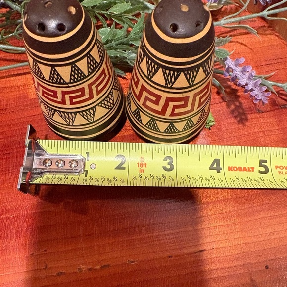 Mexican salt and pepper shakers, vintage hand painted geometric design - Picture 6 of 6